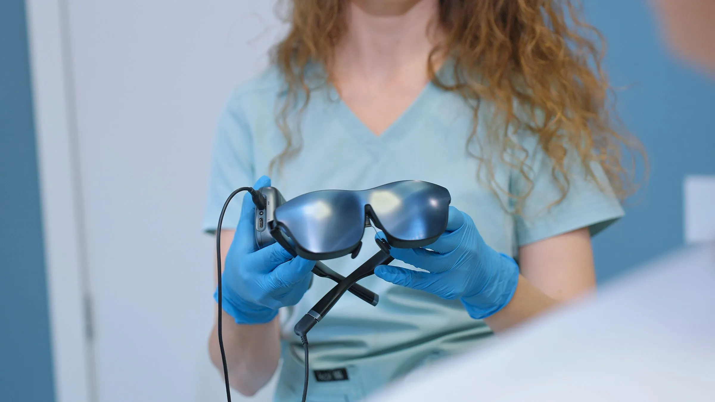 Lekarka w rękawiczkach trzyma okulary z ekranem Dental Glasses